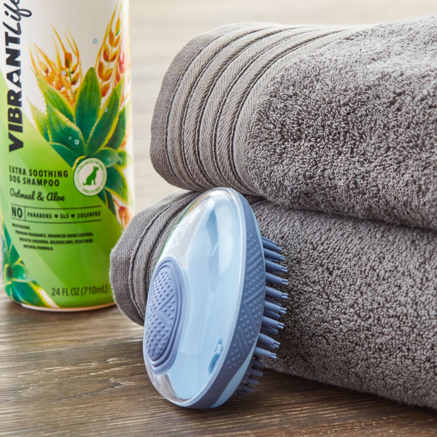 Ultimate Bathing Palm Brush with Shampoo Dispenser for Dogs and Cats - Effortless Grooming Tool!