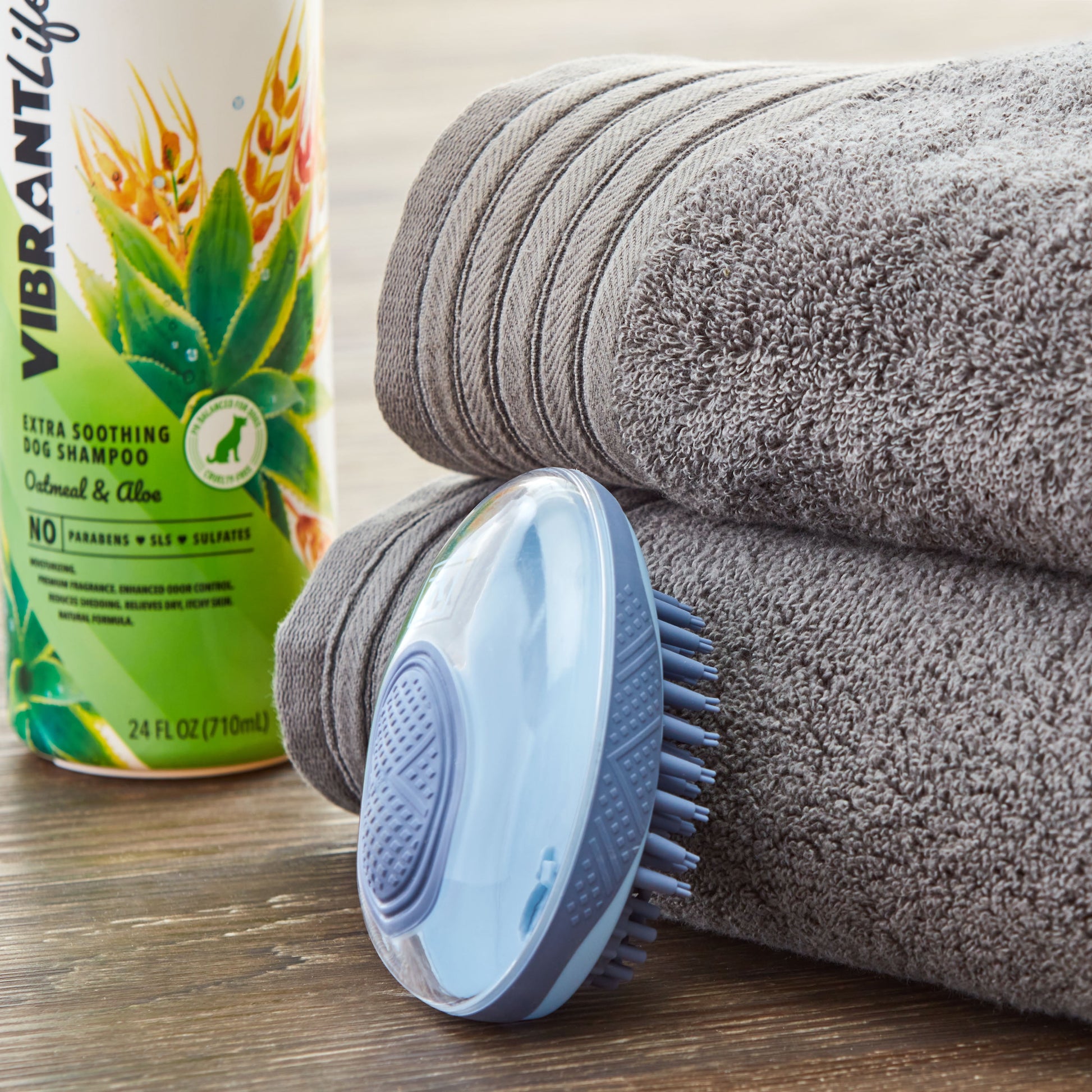Ultimate Bathing Palm Brush with Shampoo Dispenser for Dogs and Cats - Effortless Grooming Tool!